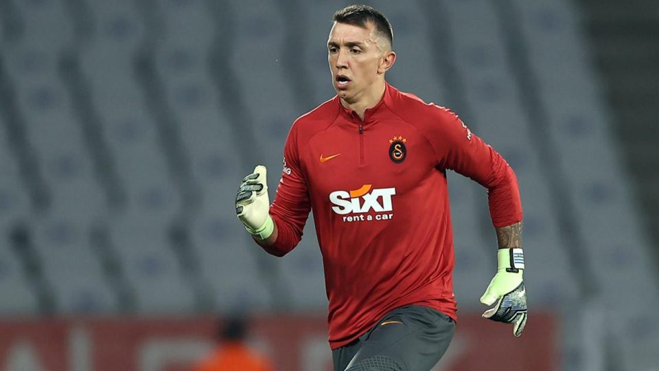 Galatasaray’ın kalecisi Muslera, 4 milli maçtan men cezası aldı