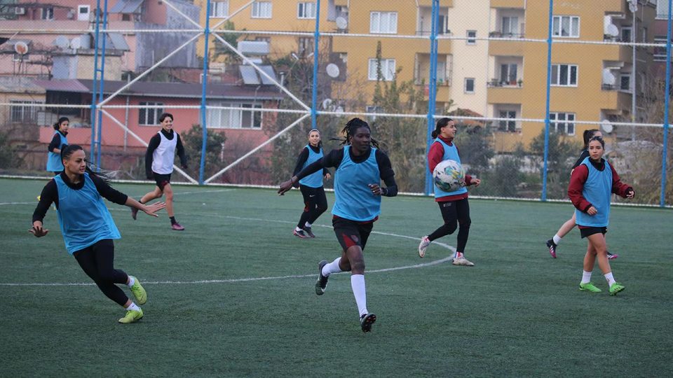 Hatayspor kadın futbol takımı zirve yarışından kopmak istemiyor