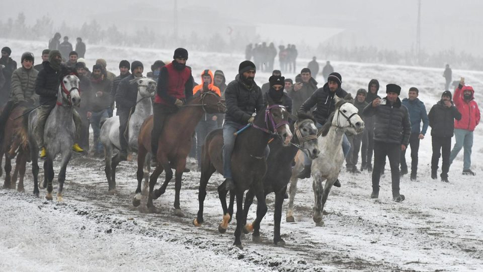 Kars’ta davul zurnalı “dörtnala at yarışı” düzenlendi