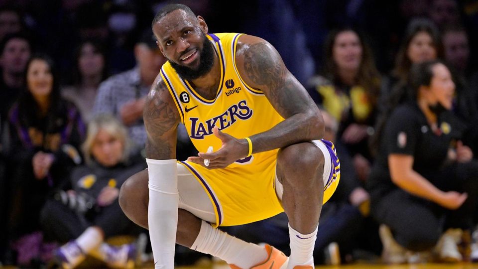 LeBron James’in rekor kırdığı maçta Lakers farklı mağlup oldu