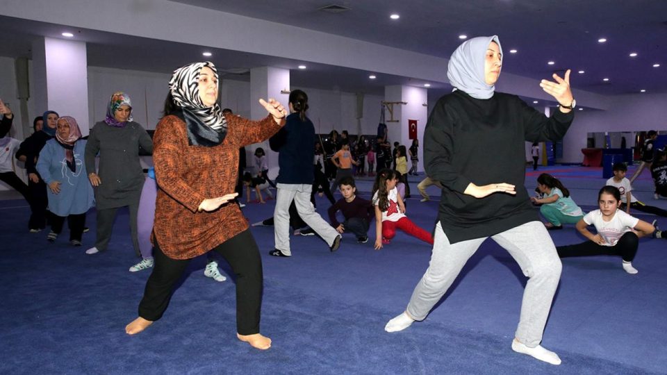 Şampiyon sporcuların anne ve babaları da wushu öğreniyor