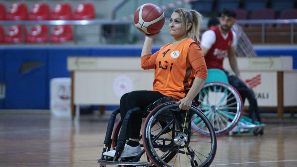 Tekerlekli sandalye basketbol takımının tek kadın sporcusu şampiyonluk istiyor