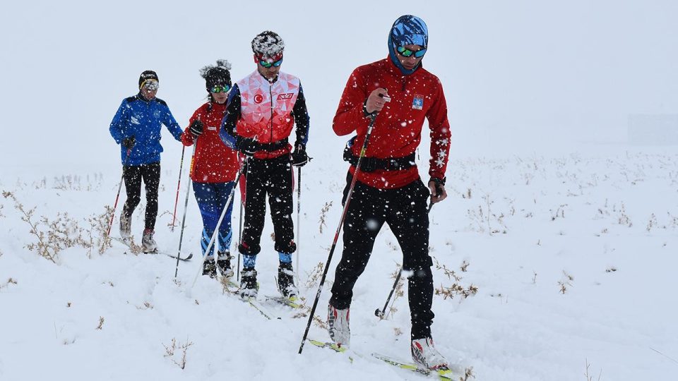 Yüksekovalı kayakçılar uzun süre sonra kar üstünde antrenman yaptı