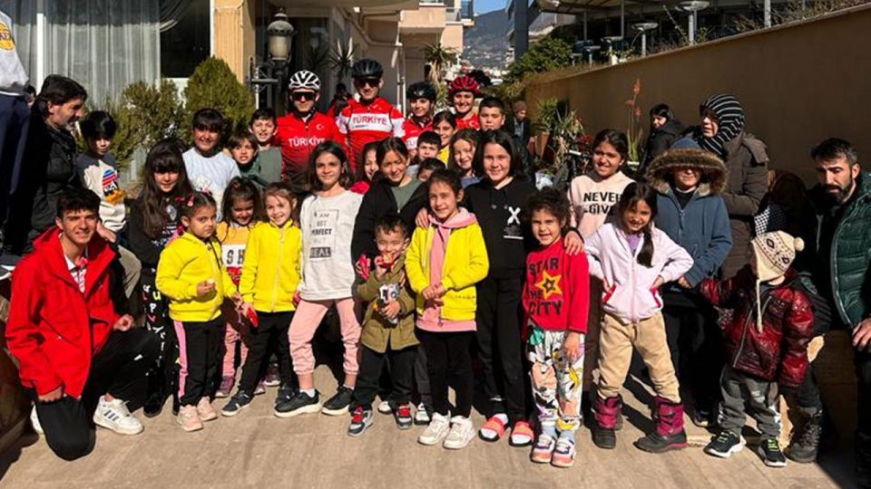 Dağ Bisikleti Milli Takımı depremzede çocuklara için etkinlik düzenledi
