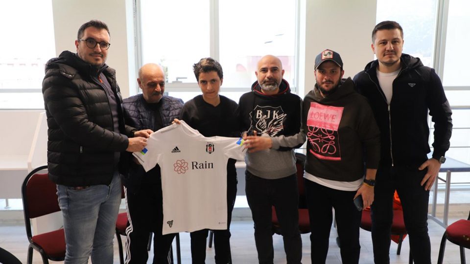Denizli’deki depremzede aileye “Beşiktaş” morali
