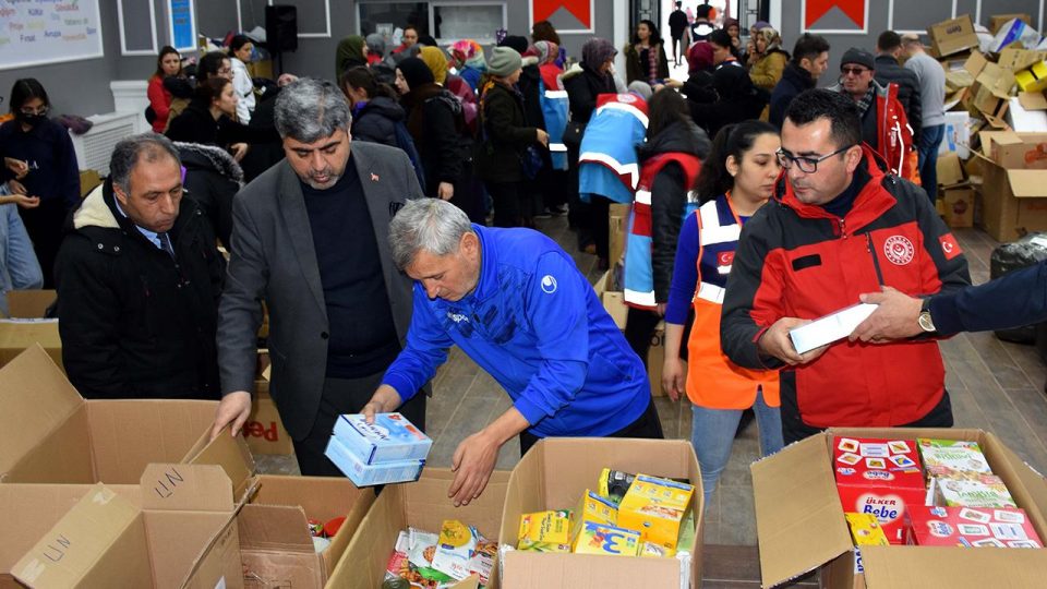 Depremzede teknik direktör yardım faaliyetlerine katılıyor