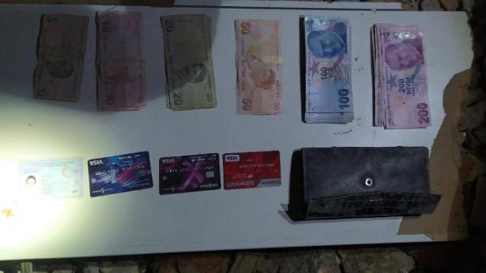 Enkazda buldukları para ve değerli eşyaları güvenlik güçlerine teslim ettiler