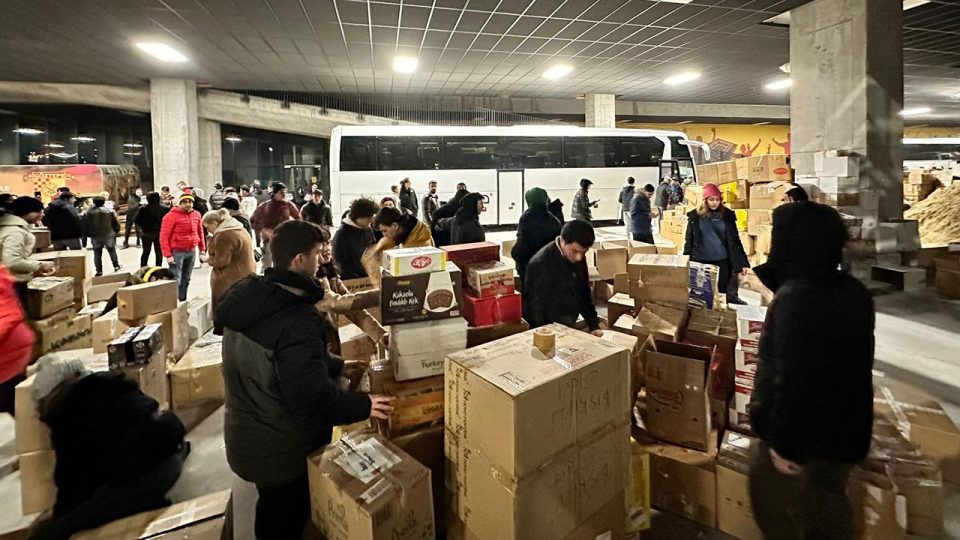 Göztepe deprem bölgesine 2 yardım tırı daha gönderdi