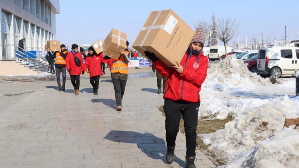 GSB 5 bine yakın gönüllü gençle depremzedelere yardım ediyor
