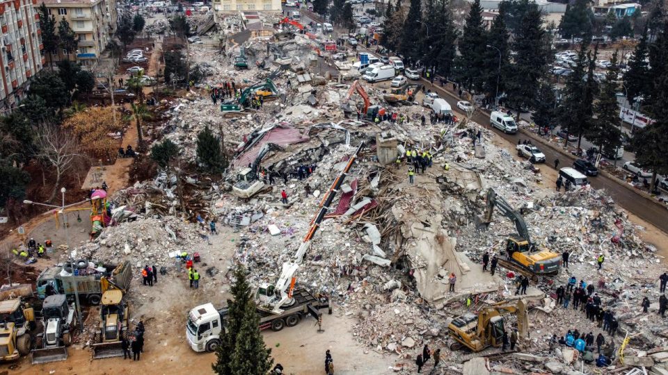 Halter antrenörlerinden Akif Akben ile halterci Yaşar Bekçi depremde hayatını kaybetti