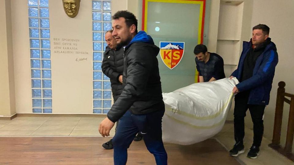 Kayserispor’dan deprem bölgesine kışlık giysi ve malzeme desteği