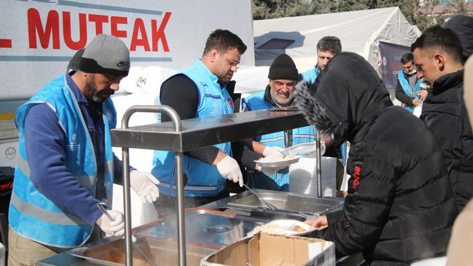 Rıza Kayaalp depremzedelere yemek ikram etti