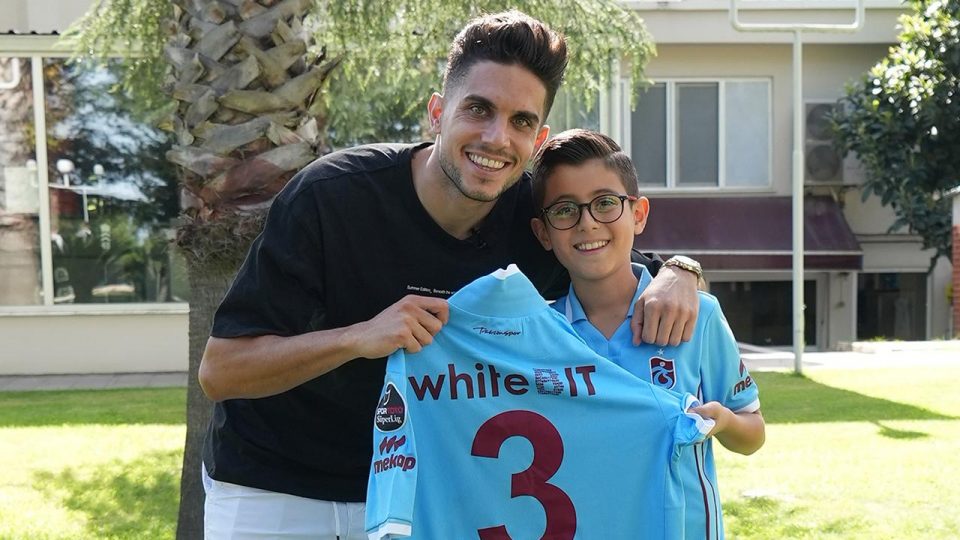 Trabzonsporlu Bartra’dan depremzedeler için açık artırma desteği