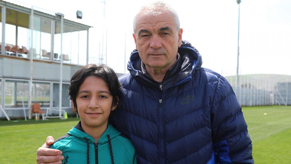 Rıza Çalımbay görevini depremzede öğrenciye devretti