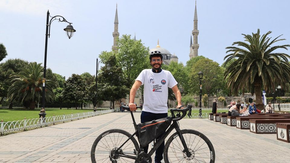 Bisikletle hacca gitmek için yola çıkan Fransız yazar İstanbul’da