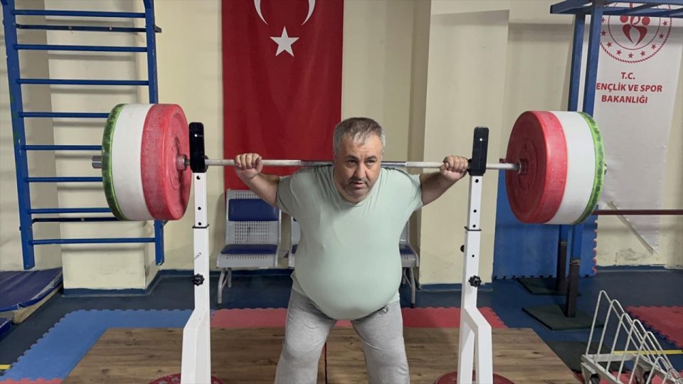 Görme engelli sporcu 45 yaşında başladığı halterde aldığı derecelerle örnek oluyor