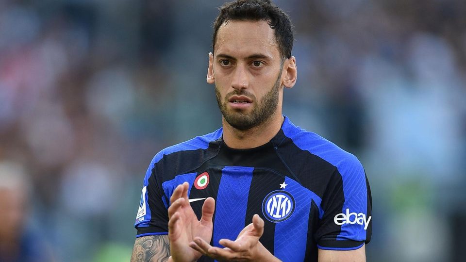 Inter Hakan Çalhanoğlu’nun sözleşmesini 2027’ye kadar uzattı
