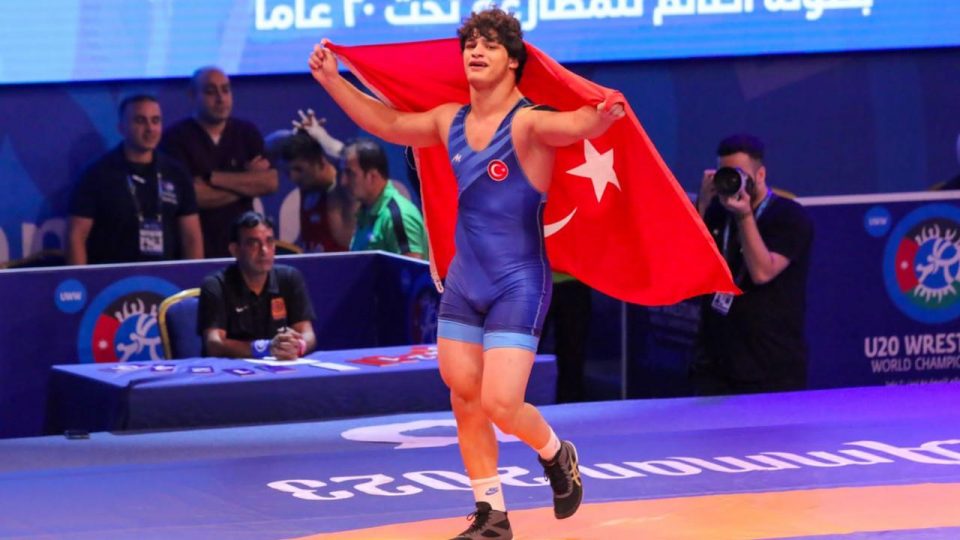 Milli güreşçi Alperen Berber dünya şampiyonu oldu