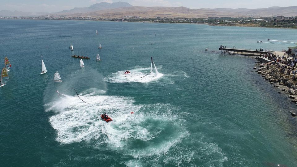 Van’da “11. Van Denizi Su Sporları Festivali” düzenlendi