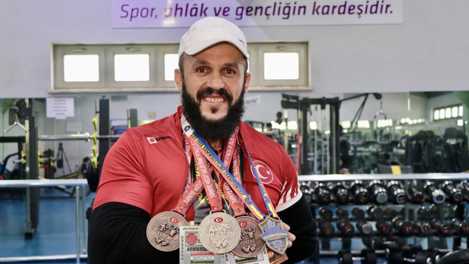 Hem antrenör hem sporcu olarak bilek güreşinde gençler yetiştiriyor