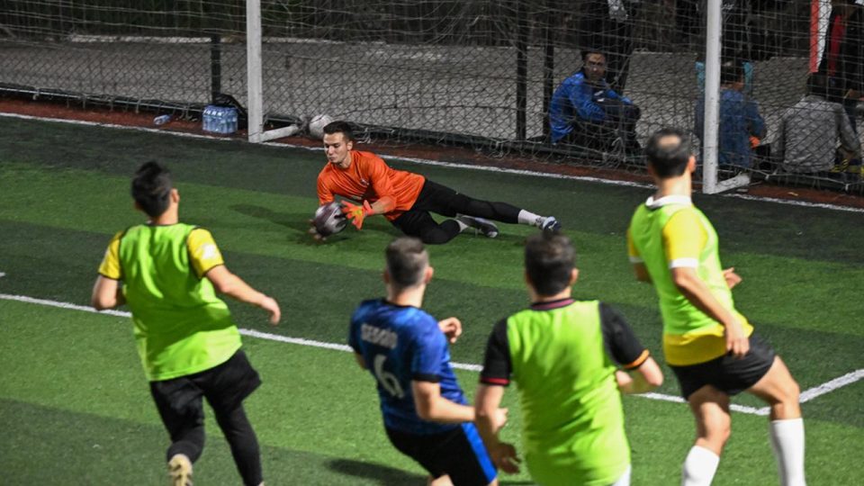 Takım bulamayan amatör kaleci ücret karşılığı halı saha maçlarına çıkıyor