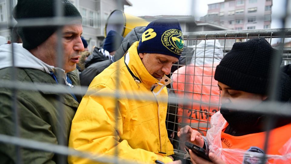 Fenerbahçeli taraftarlar Dolmabahçe’de