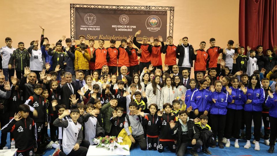 Muş’ta 20 spor kulübüne malzeme desteği